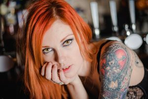 Roodharige vrouw Chantal kijkt verleidelijk voor Telefonsex