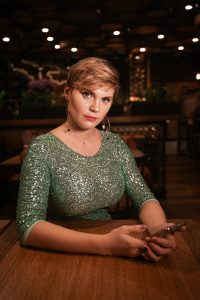 Helena klaar voor Telefonsex gesprek in stijlvolle omgeving