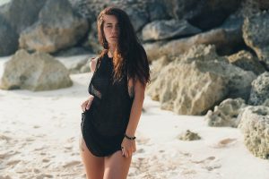 Nina geniet van sensuele telefonsex bij de zee