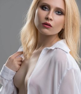 Nora klaargestoomd voor sensuele telefoonsex gesprekken