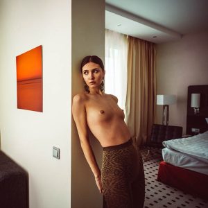 Giulia sensueel poserend in slaapkamer